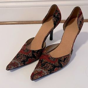 BLACK & RED CUT OUT HEELS WITH GOLD ACCENTS. ANTI-SLIP INSERTS. SIZE 9.5